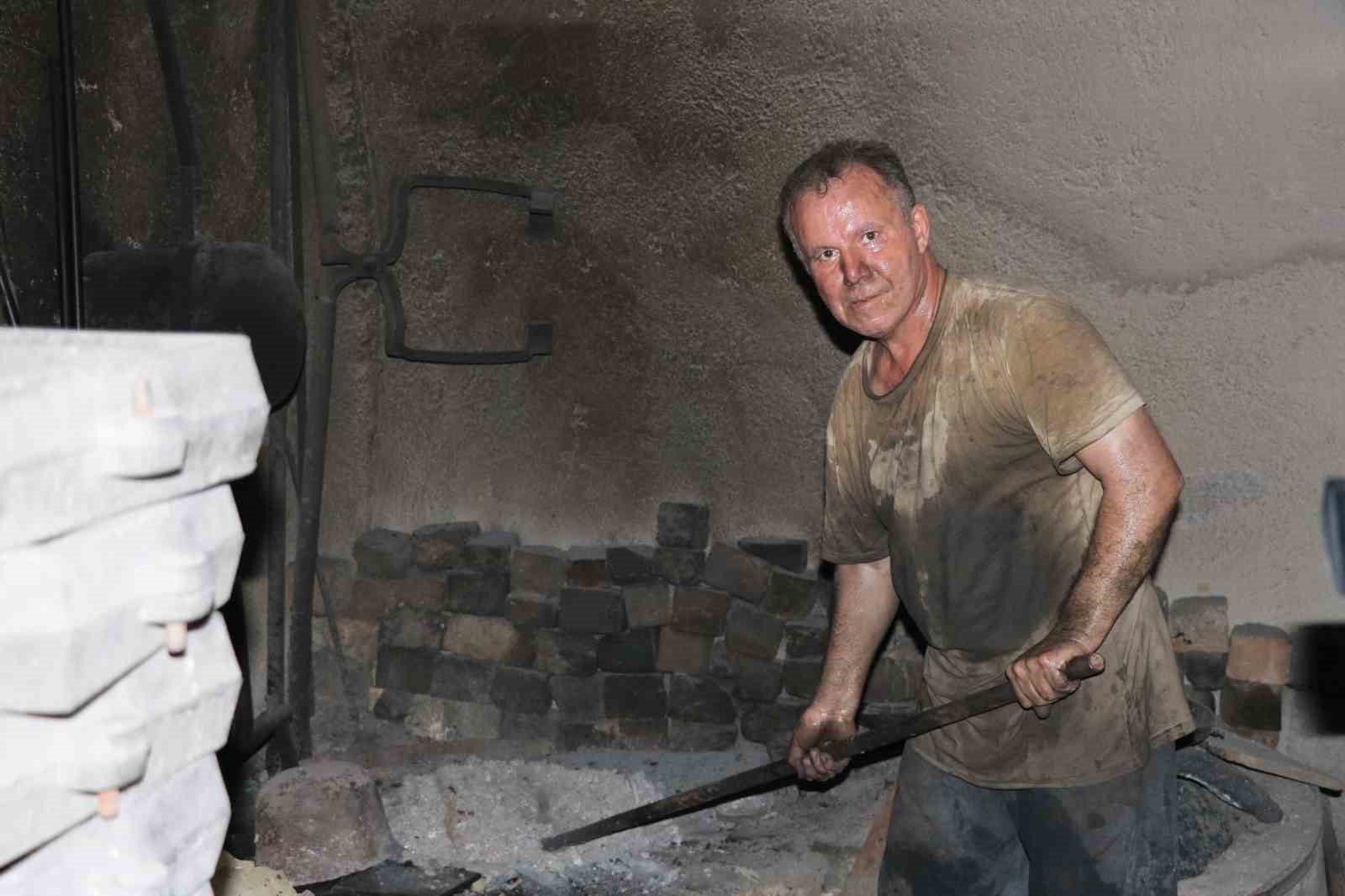 KAHRAMANMARAŞ’TA YAKLAŞIK BİN DERECELERE ULAŞAN ATEŞİN BAŞINDA ALÜMİNYUM DÖKÜM İŞİ