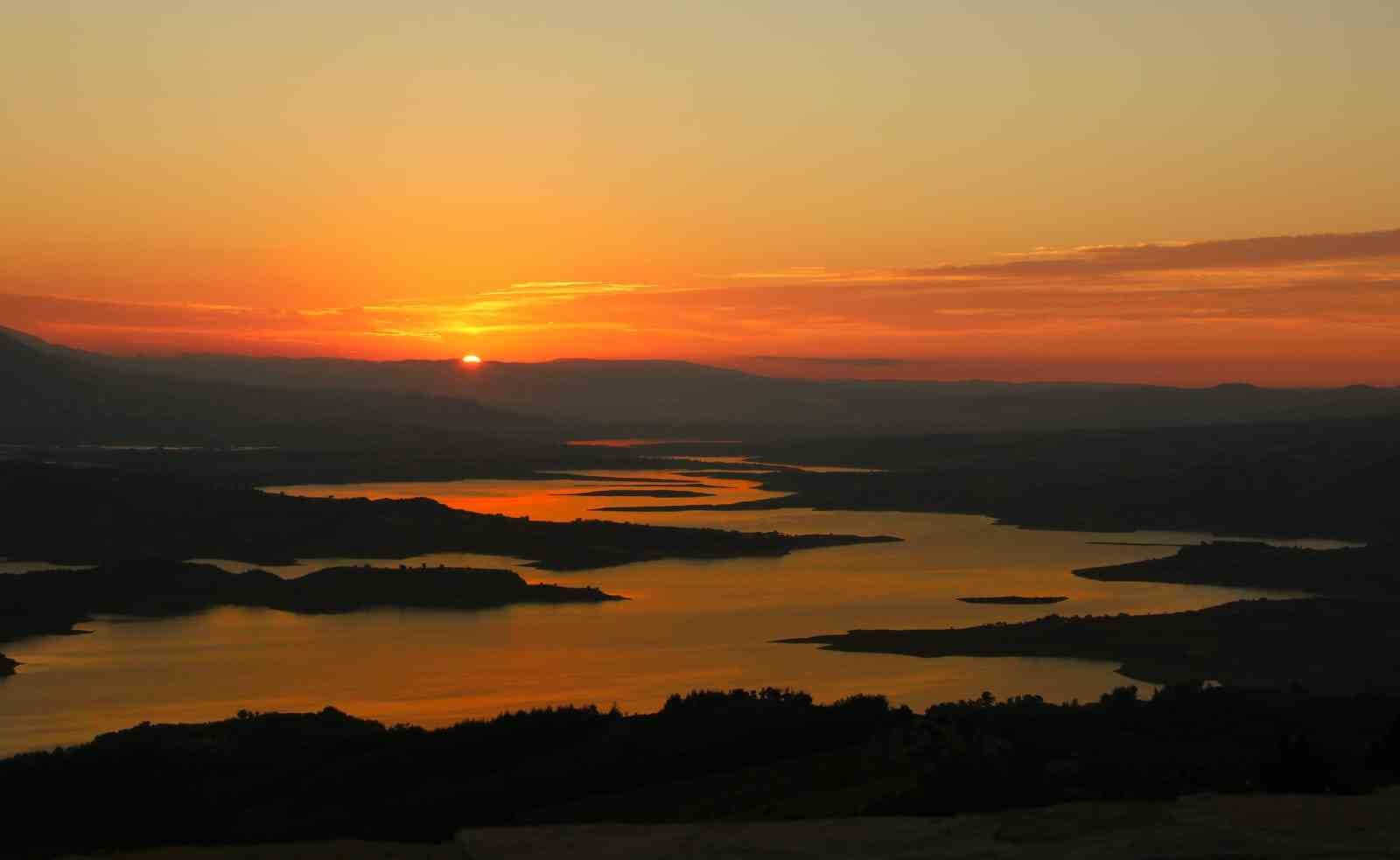 KAHRAMANMARAŞ  SIR BARAJI’NDA  GÜN BATIMI GÖRSEL ŞÖLEN SUNUYOR.