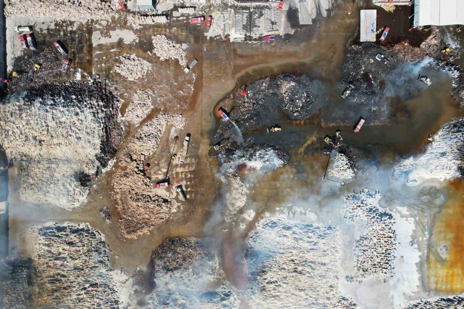 KAHRAMANMARAŞ’TA BİR KAĞIT FABRİKASININ ATIK KAĞIT TOPLAMA ALANINDA ÇIKAN YANGIN