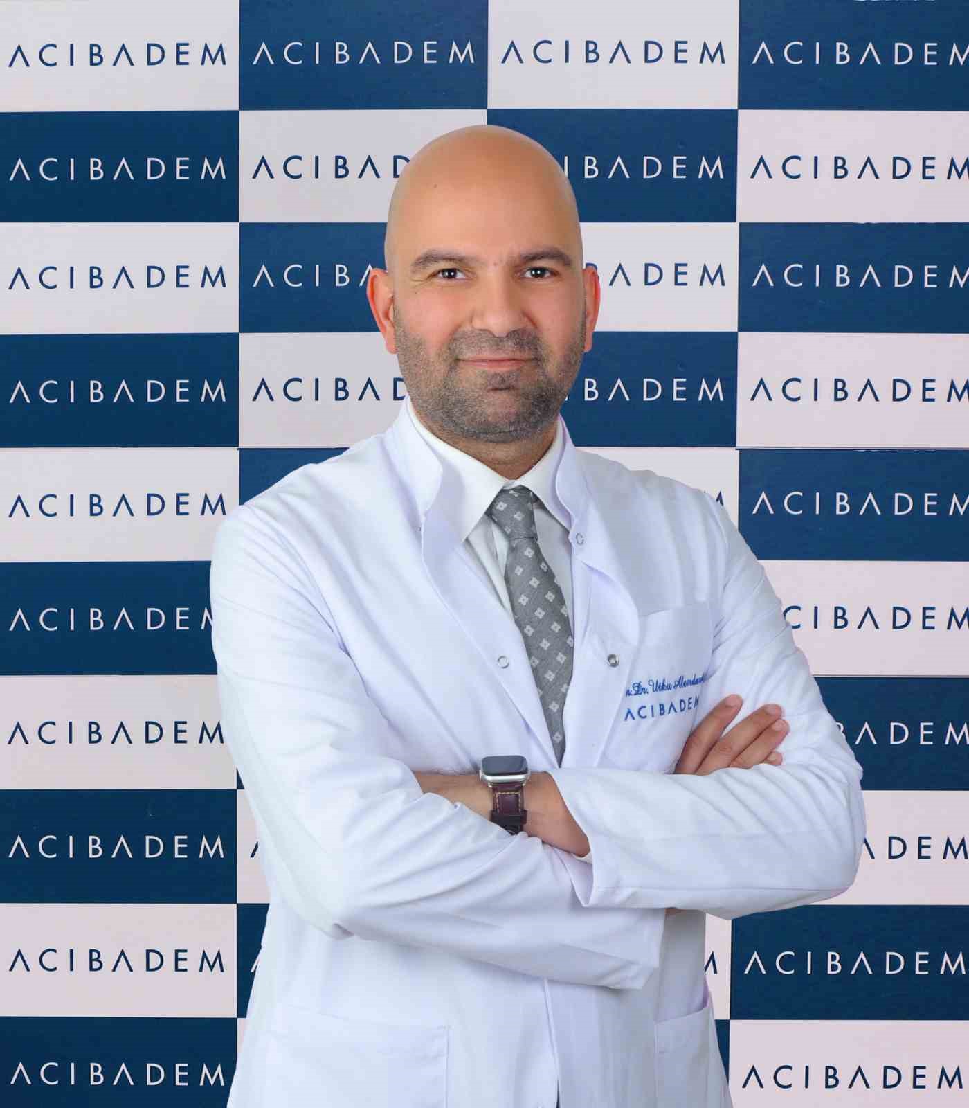 KARDİYOVASKÜLER CERRAHİ UZMANI DR. UTKU ALEMDAROĞLU, YAZ SICAKLARININ VARİS PROBLEMLERİNİ