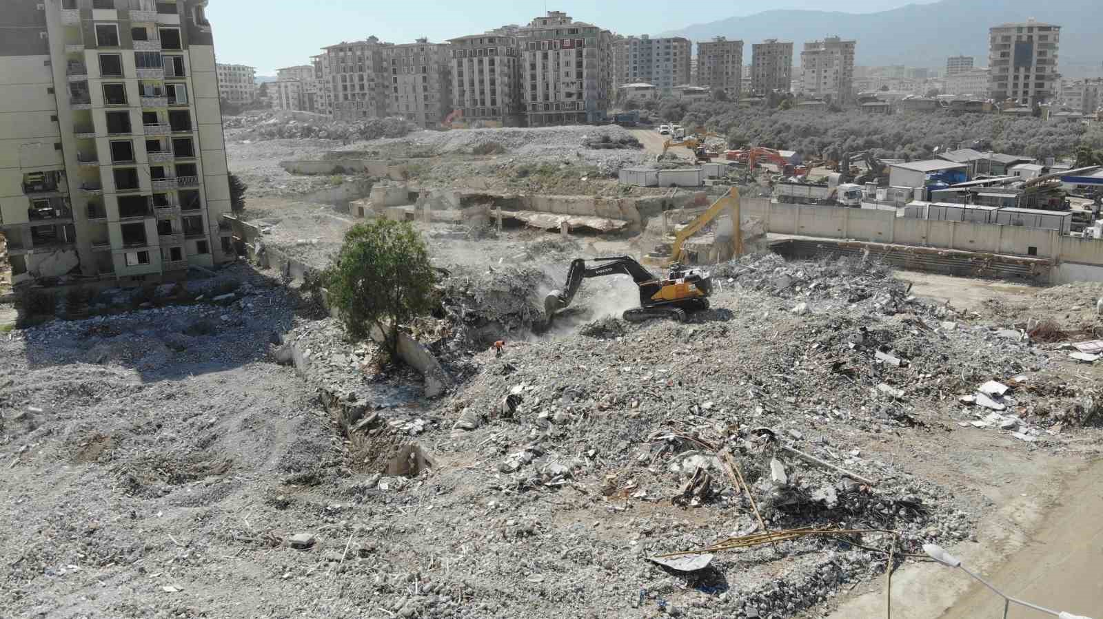 ASRIN FELAKETİNDE YÜZLERCE KİŞİYE MEZAR OLAN HATAY’DAKİ RÖNESANS REZİDANS’IN HASARLI