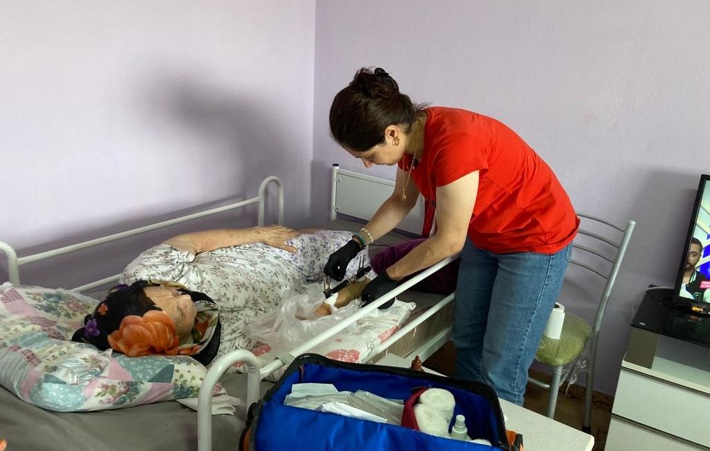 Osmaniye’nin Kadirli belediyesine bağlı sağlık işleri müdürlüğü ekipleri, Evde Yaşlı