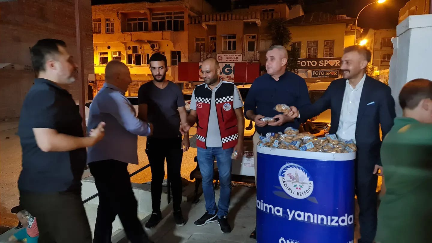 Kadirli Belediyesi tarafından Mevlit Kandili dolayısıyla camilerde kandil simidi dağıttı.Kadirli