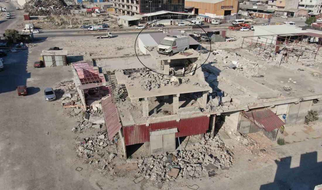 DEPREMİN VURDUĞU HATAY’DA 4 KATLI AĞIR HASARLI İŞ YERİNİN ÇATISINA