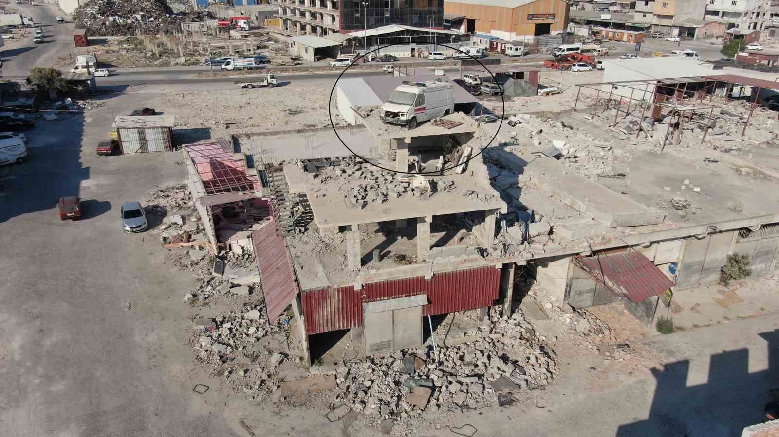 DEPREMİN VURDUĞU HATAY’DA 4 KATLI AĞIR HASARLI İŞ YERİNİN ÇATISINA