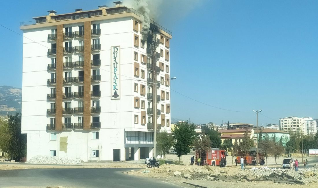 Duru Parkta sitesinde bilinmeyen nedenle yangın çıktı. Ahşap Motifle kaplı