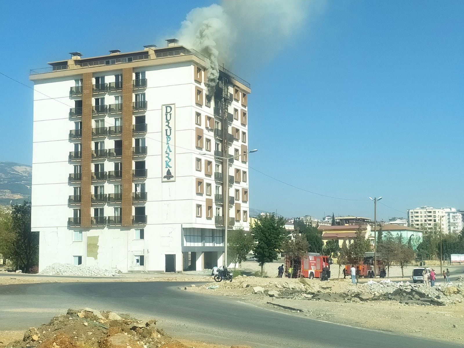 Duru Parkta sitesinde bilinmeyen nedenle yangın çıktı. Ahşap Motifle kaplı