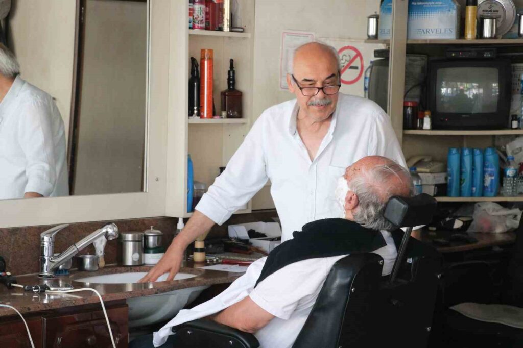 7sinde meslege basladi 70inde de devam ediyor 974ed59