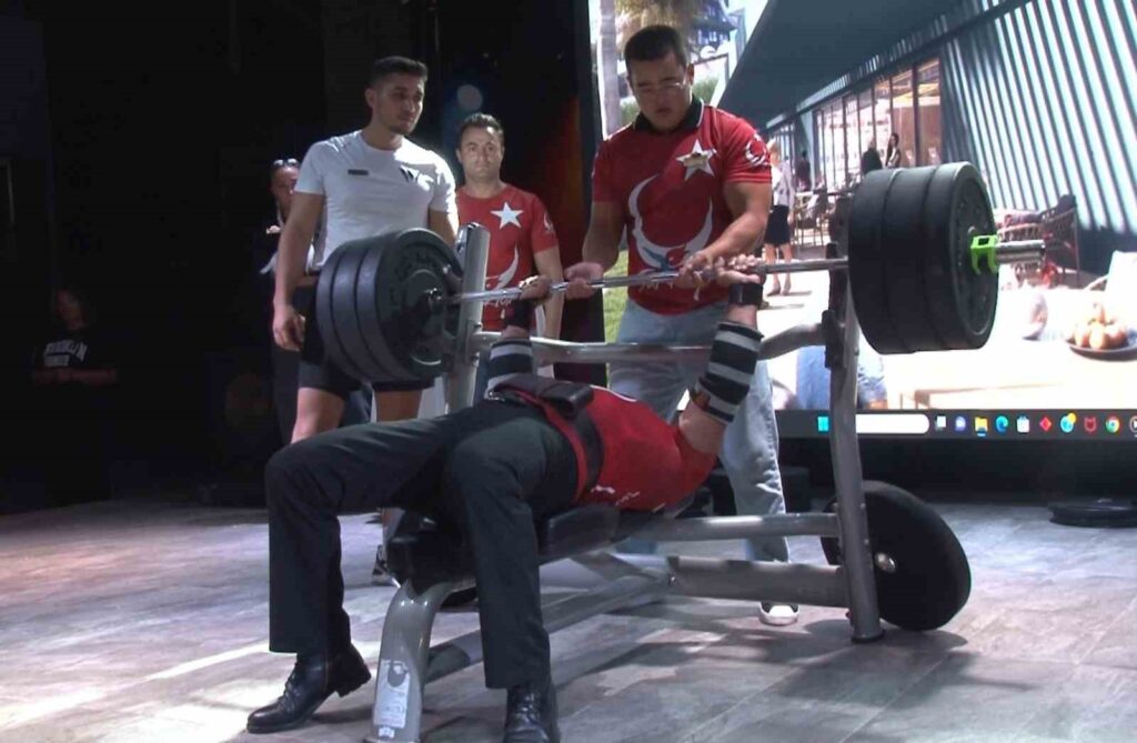 80 yasindaki ingiliz eski asker 150 kilo kaldirarak sov yapti ee6f2c3