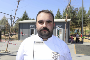 Hacı Mehmet Şan Depremzedelere Hamburger ikramında bulundu 