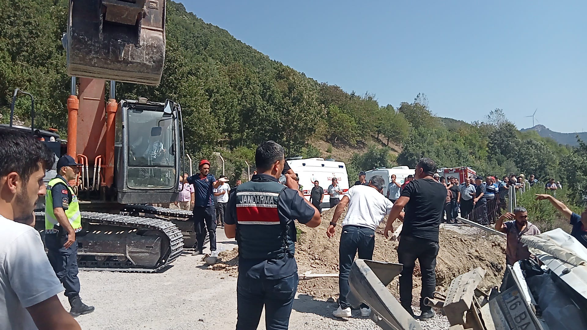 Kahramanmaraş’ta kamyon cenaze namazı kılanların arasına daldı. Kahramanmaraş’ın Andırın ilçesinde