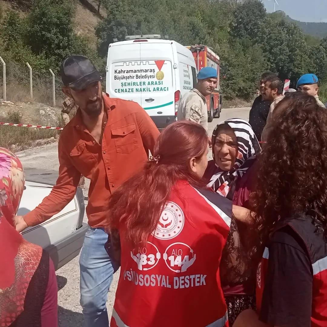 Kahramanmaraş’ın Andırın ilçesinde cenaze merasimine hazırlanan kalabalığın arasına kamyonun dalması