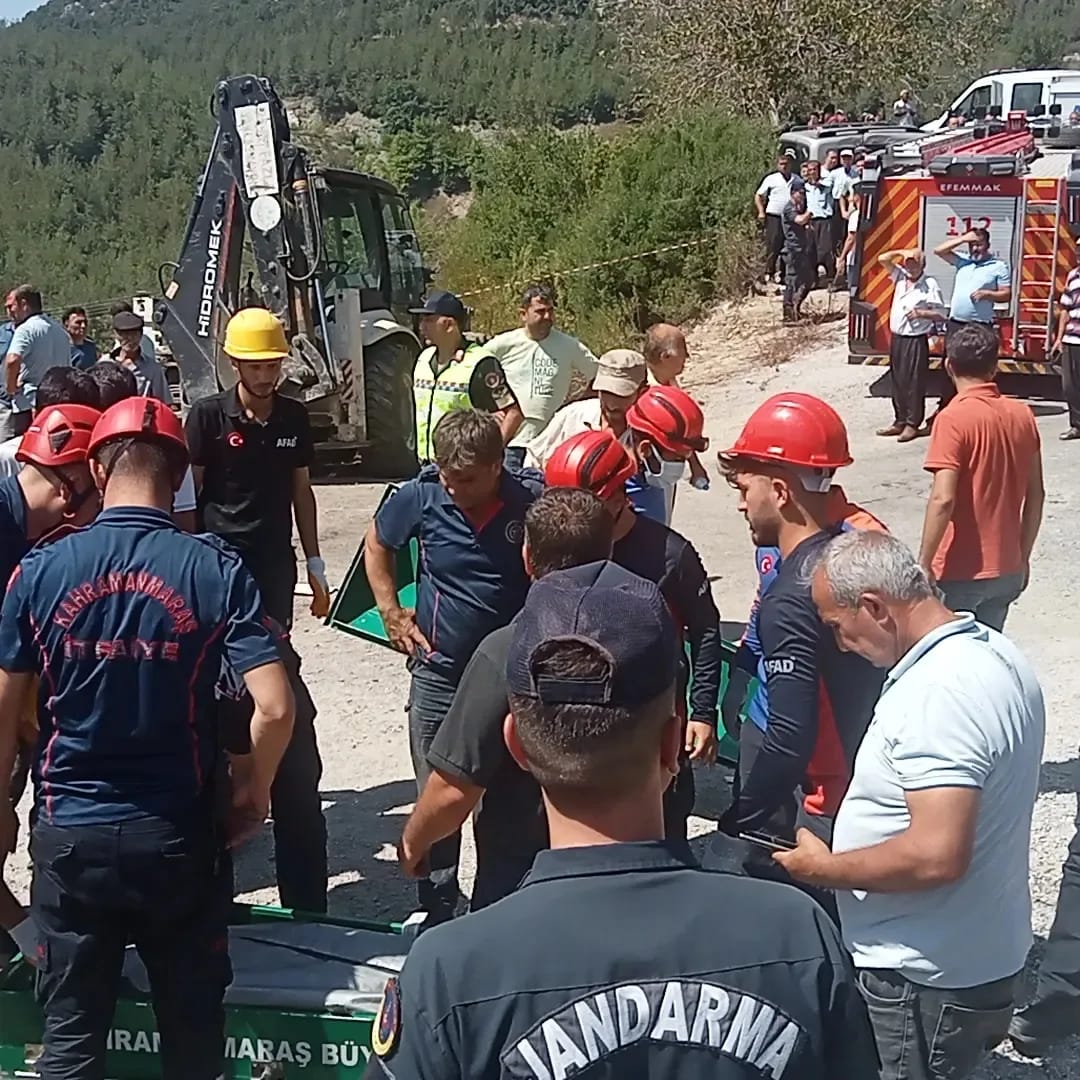 Kahramanmaraş’ın Andırın ilçesinde kamyonun cenaze namazına hazırlanan kalabalığın arasına daldığı