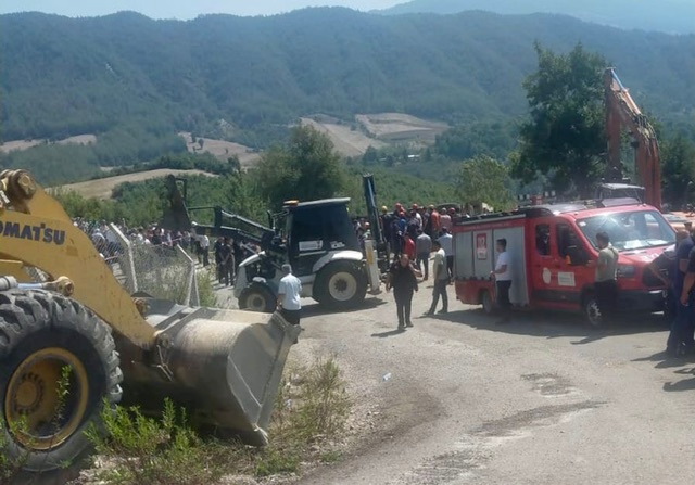 Kahramanmaraş’ın Andırın ilçesinde freni boşalan kamyon cenaze namazı kılanların arasına