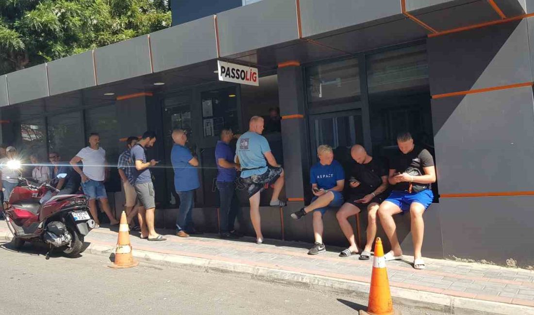 HOLLANDA LİGİ TAKIMLARINDAN FEYENOORD'UN TARAFTARLARI, FENERBAHÇE'YE TRANSFER OLAN SZYMANSKİ'YE DESTEK