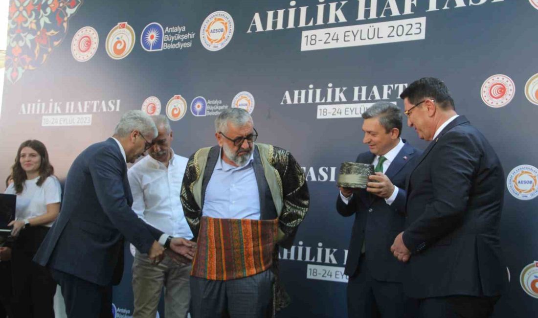 'YILIN AHİSİ' SEÇİLEN AYAKKABI TAMİRCİSİ BAYRAM SÖZEN'E KAFTAN GİYDİRİLDİ.