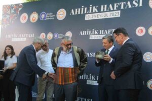 'YILIN AHİSİ' SEÇİLEN AYAKKABI TAMİRCİSİ BAYRAM SÖZEN'E KAFTAN GİYDİRİLDİ.
