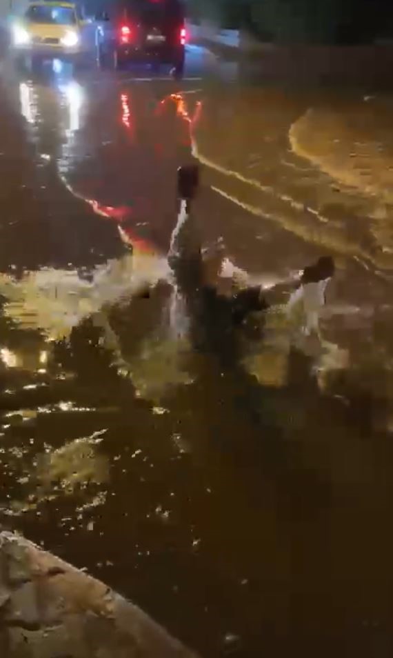 antalyalilar saganak sonrasi su birikintisinin icinde eglendi 2f75bf1