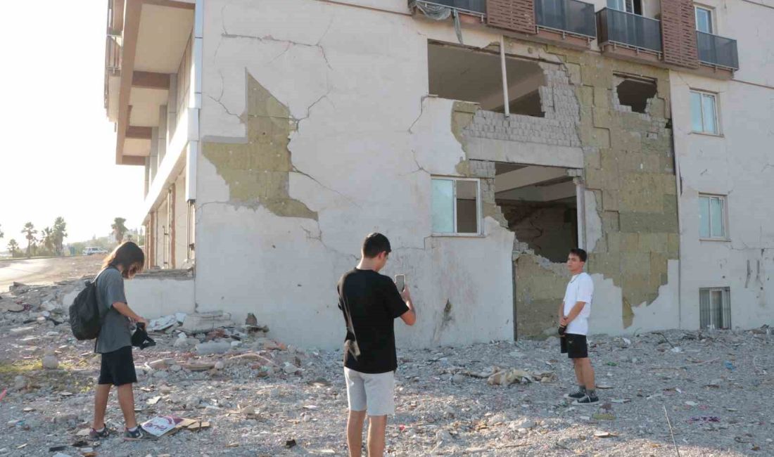 KAHRAMANMARAŞ DEPREMLERİNİN SİMGESİ HALİNE GELEN EBRAR SİTESİNİN BULUNDUĞU ALANDA AYAKTA