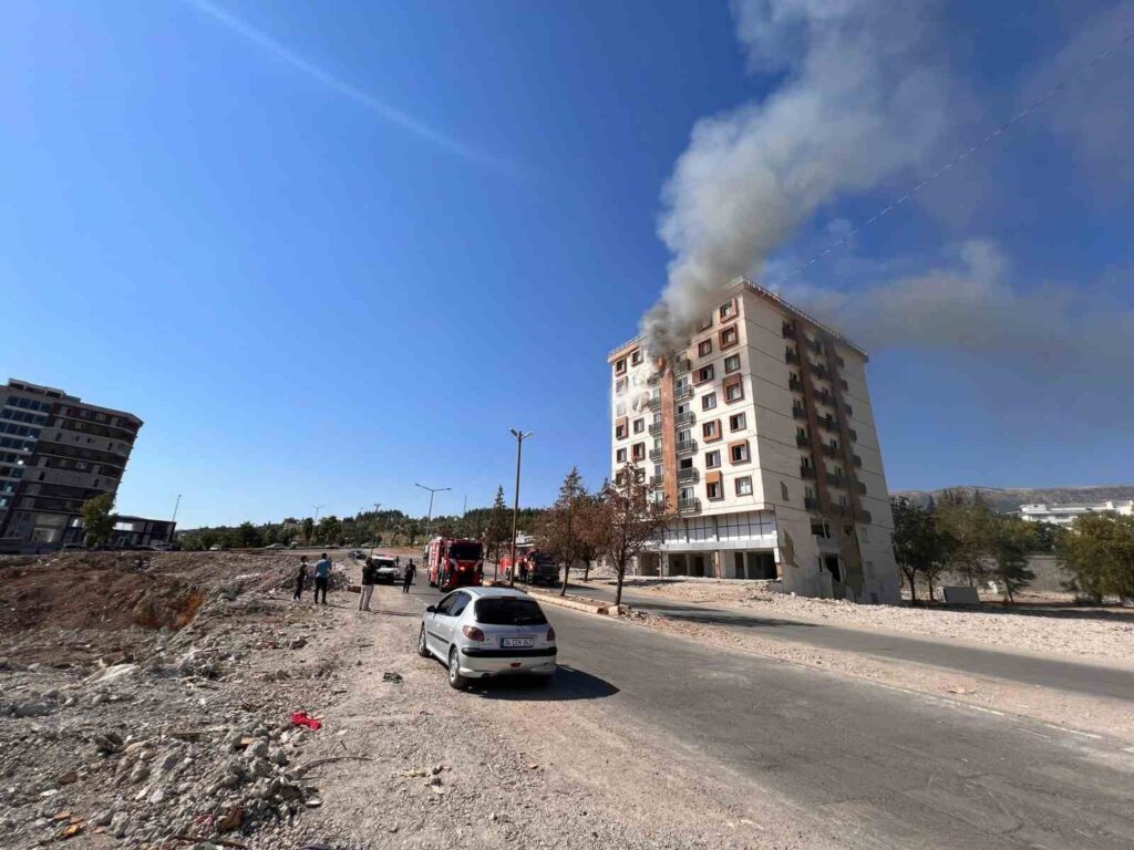 ayakta kalan orta hasarli binada yangin panigi 2be1c60