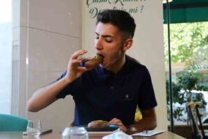 ADANALI TATLICININ FISTIK EZMESİ İÇERİSİNE SARDIĞI VE ÇİKOLATA İLE KAPLADIĞI