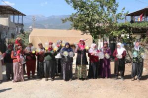 ASRIN FELAKETİNİN BÜYÜK YIKIM YAPTIĞI HATAY’IN HASSA İLÇESİNDE VATANDAŞLAR, DEPREMDEN