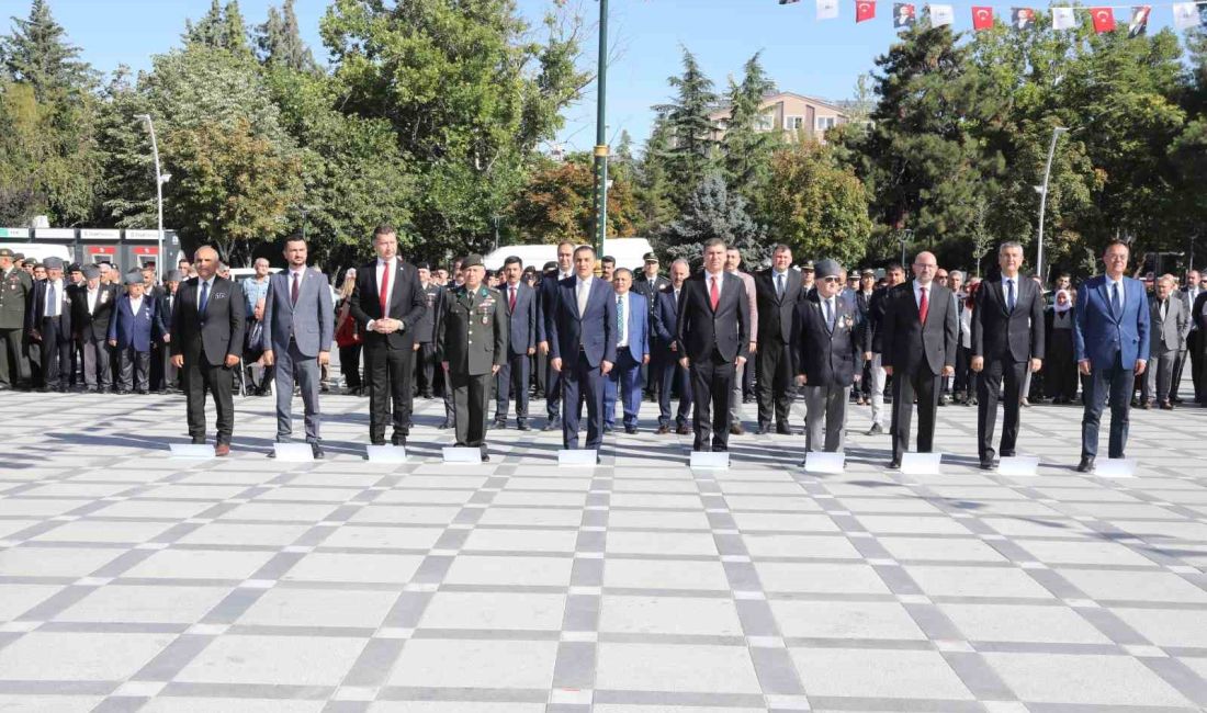 BURDUR’DA GAZİLER GÜNÜ ÇELENK SUNMA TÖRENİNDE KONUŞAN GAZİLER DERNEĞİ BAŞKANI