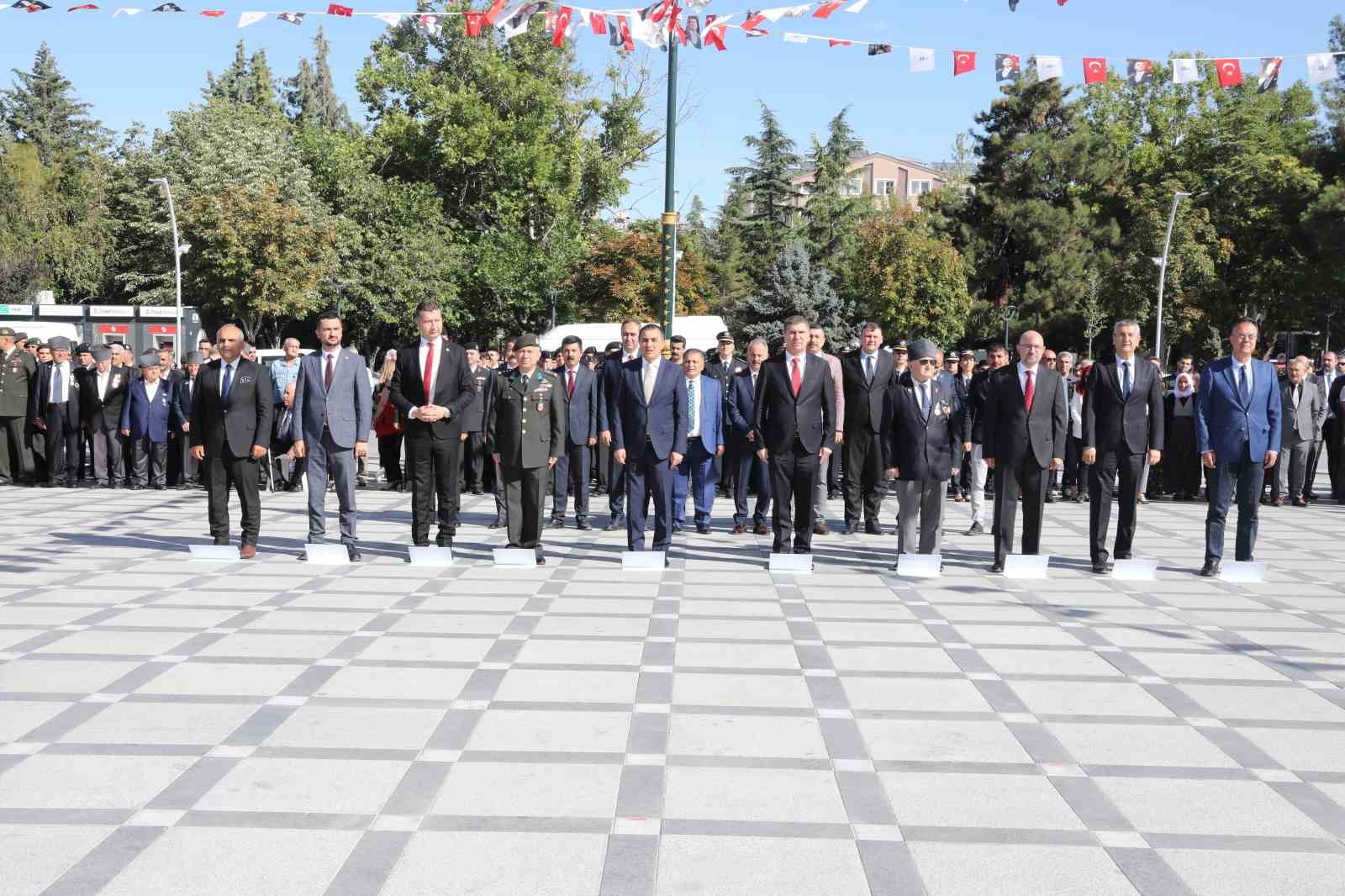 BURDUR’DA GAZİLER GÜNÜ ÇELENK SUNMA TÖRENİNDE KONUŞAN GAZİLER DERNEĞİ BAŞKANI