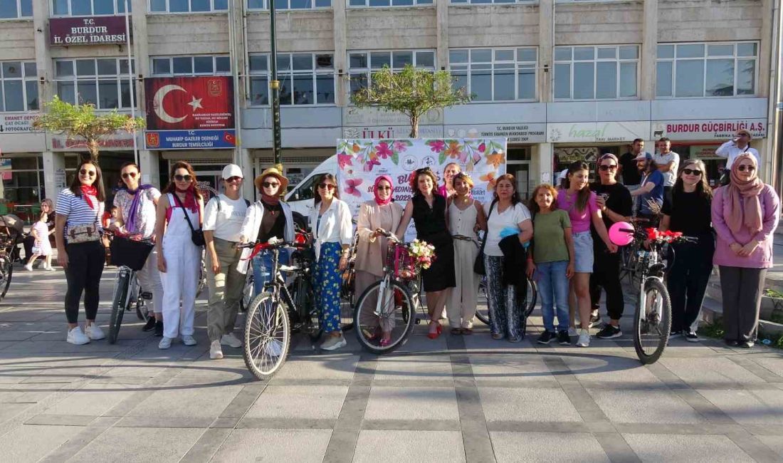 BURDUR’DA KADINLARIN ÖNCÜLÜĞÜNDE DÜZENLENEN SÜSLÜ KADINLAR BİSİKLET TURU VE ZUMBA