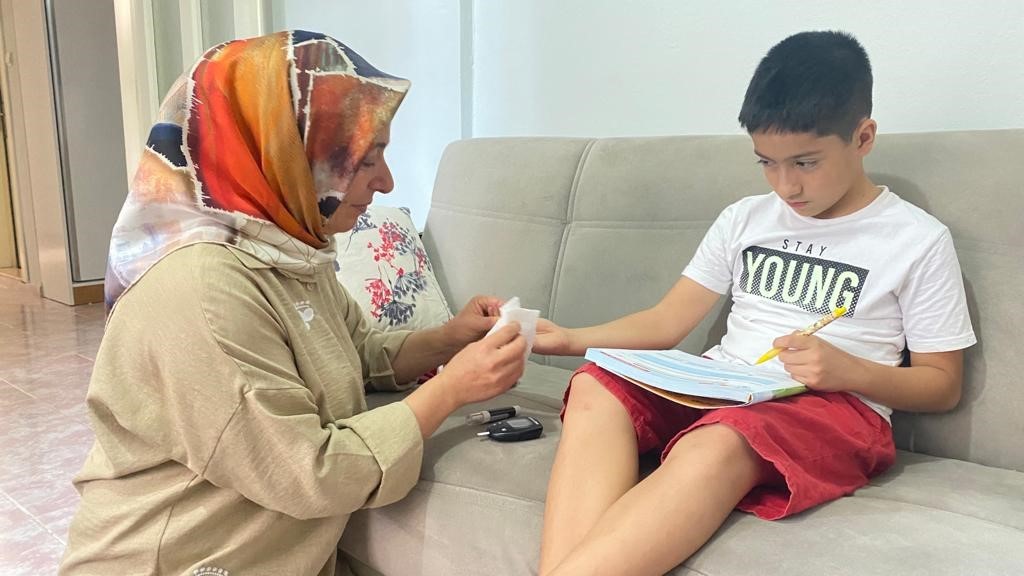 KAHRAMANMARAŞ’TA 10 YAŞINDA DİYABET HASTASI OĞLU OLAN DEPREMZEDE ANNE, İĞNESİZ