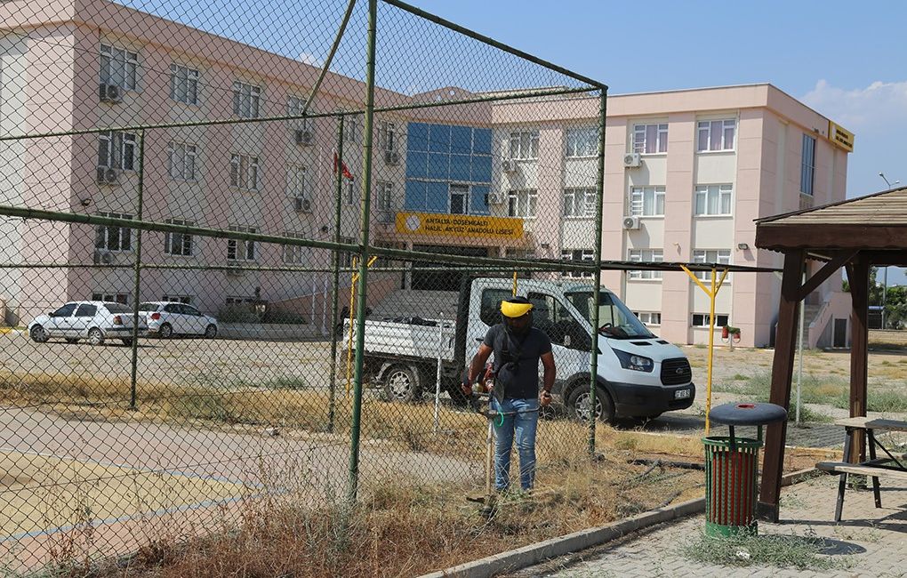 DÖŞEMEALTI BELEDİYESİ EĞİTİM ÖĞRETİM SEZONUNUN AÇILMADAN ÖNCE BAŞLADIĞI OKUL BAHÇELERİNİN