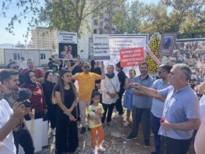 KAHRAMANMARAŞ DEPREMLERİNİN SİMGESİ HALİNE GELEN EBRAR SİTESİ SAKİNLERİ VE YAKINLARI,