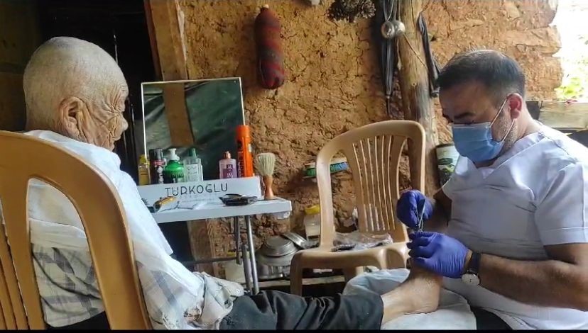 KAHRAMANMARAŞ’TA EVDE BAKIM HİZMETLERİ EKİBİ BAKIMINI YAPMAK İÇİN GİTTİĞİ YAŞLI