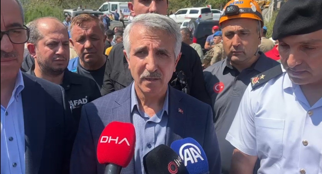 KAHRAMANMARAŞ VALİSİ MÜKERREM ÜNLÜER, MEZARLIKTA DEFİN İÇİN BEKLEYEN KALABALIĞIN ARASINA