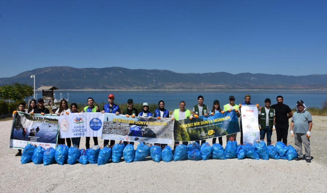 GSB GENÇLİK MERKEZİ GÖNÜLLÜLERİ DÜNYA TEMİZLİK GÜNÜNDE BURDUR GÖLÜ KENARINDA