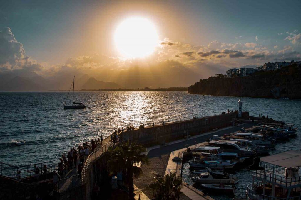 Günün her saati farklı manzara sunuyor, turistleri kendine hayran bırakıyor Günün her saati farklı manzara sunuyor, turistleri kendine hayran bırakıyor