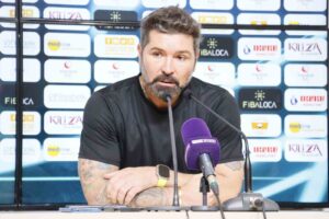ERZURUMSPOR FK TEKNİK DİREKTÖRÜ HAKAN KUTLU, ADANASPOR'A BİREYSEL HATALARLA KAYBETTİKLERİNİ