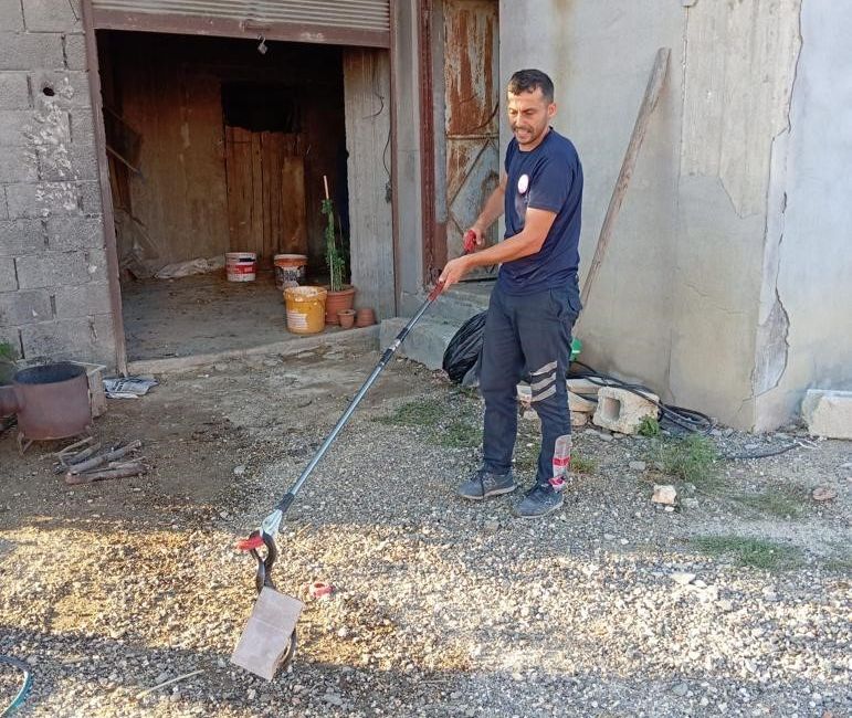 HATAY’IN DEFNE İLÇESİNDE PANİĞE NEDEN OLAN YILAN, İTFAİYE EKİPLERİNCE YAKALANARAK
