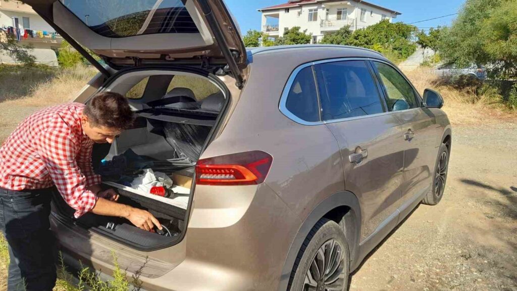 Hayalini kurduğu Togg’a sahip olmanın sevincini yaşadı Hayalini kurduğu Togg’a sahip olmanın sevincini yaşadı