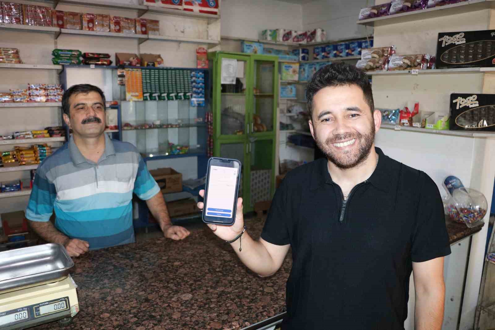 KAHRAMANMARAŞ’TA BİR GAZETECİ DEPREMDEN ETKİLENEN VATANDAŞLARIN BAKKAL BORÇLARINI KAPATMAK İÇİN