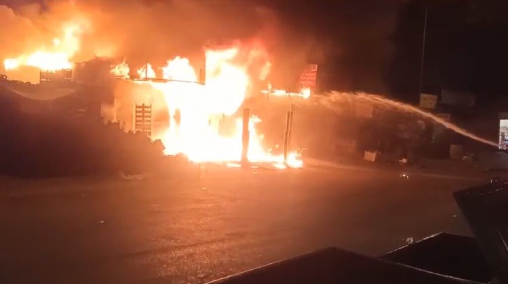 iki hafta once acilan madeni yag dukkani alev alev yandi 091c5a8