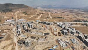 KAHRAMANMARAŞ’IN AFŞİN İLÇESİNDE, İNŞAAT ALANINDA İŞ MAKİNESİNİN ALTINDA KALAN İŞÇİ