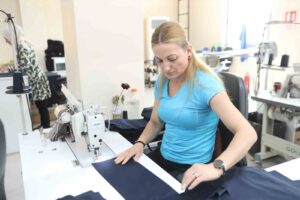 ADANA'DA SEYHAN BELEDİYESİNİN DİKİMEVİNDE TÜRKİYE GENELİ BİRÇOK BELEDİYE PERSONELİNİN KIYAFETLERİ
