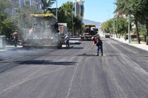 ISPARTA BELEDİYESİ ASFALT VE KALDIRIM YENİLEME ÇALIŞMALARINI SÜRDÜRÜYOR