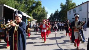 DOMATES VE KARANFİL ÜRETİMİYLE ÖN PLANA ÇIKAN ISPARTA'NIN DEREGÜMÜ KÖYÜNDE
