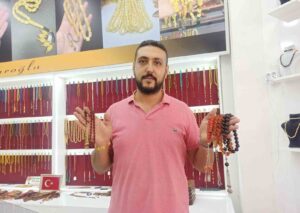 KAHRAMANMARAŞ'TA BİR TESPİH DÜKKANINDA SATILAN VE DEĞERLİ TAŞLARLA İŞLENEN EL