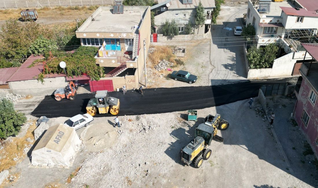 KAHRAMANMARAŞ DULKADİROĞLU BELEDİYESİ FEN İŞLERİ MÜDÜRLÜĞÜ EKİPLERİ, İSTASYON MAHALLESİNDE YOL