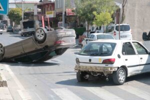 KAHRAMANMARAŞ’TA BİR KİŞİNİN YARALANDIĞI TRAFİK KAZASI, İŞ YERİ GÜVENLİK KAMERASINA