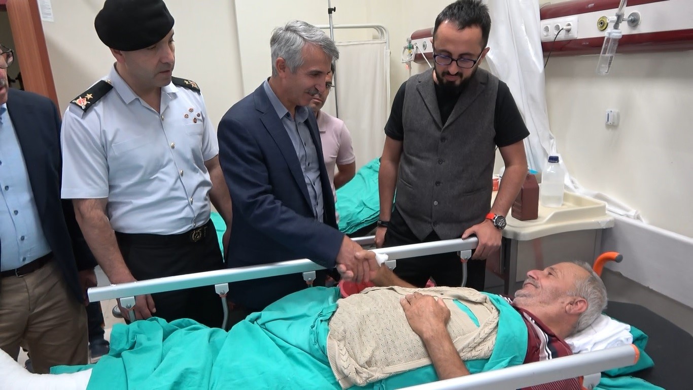 KAHRAMANMARAŞ’TA BİR KAMYONUN MEZARLIKTA DEFİN İÇİN BEKLEYEN KALABALIĞIN ARASINA DALMASI