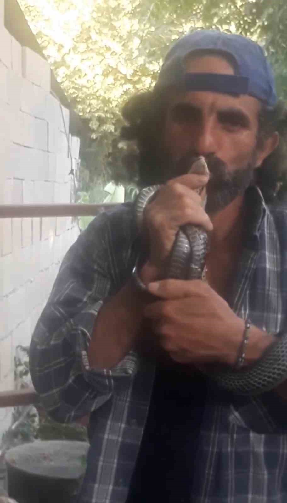 SAMANDAĞ İLÇESİNDE BİR VATANDAŞ BAHÇEDEKİ BALIKÇI AĞINA TAKILAN  YILANI